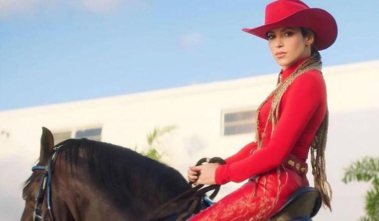 Shakira sobre el caballo con el que protagoniza el video oficial de la canción