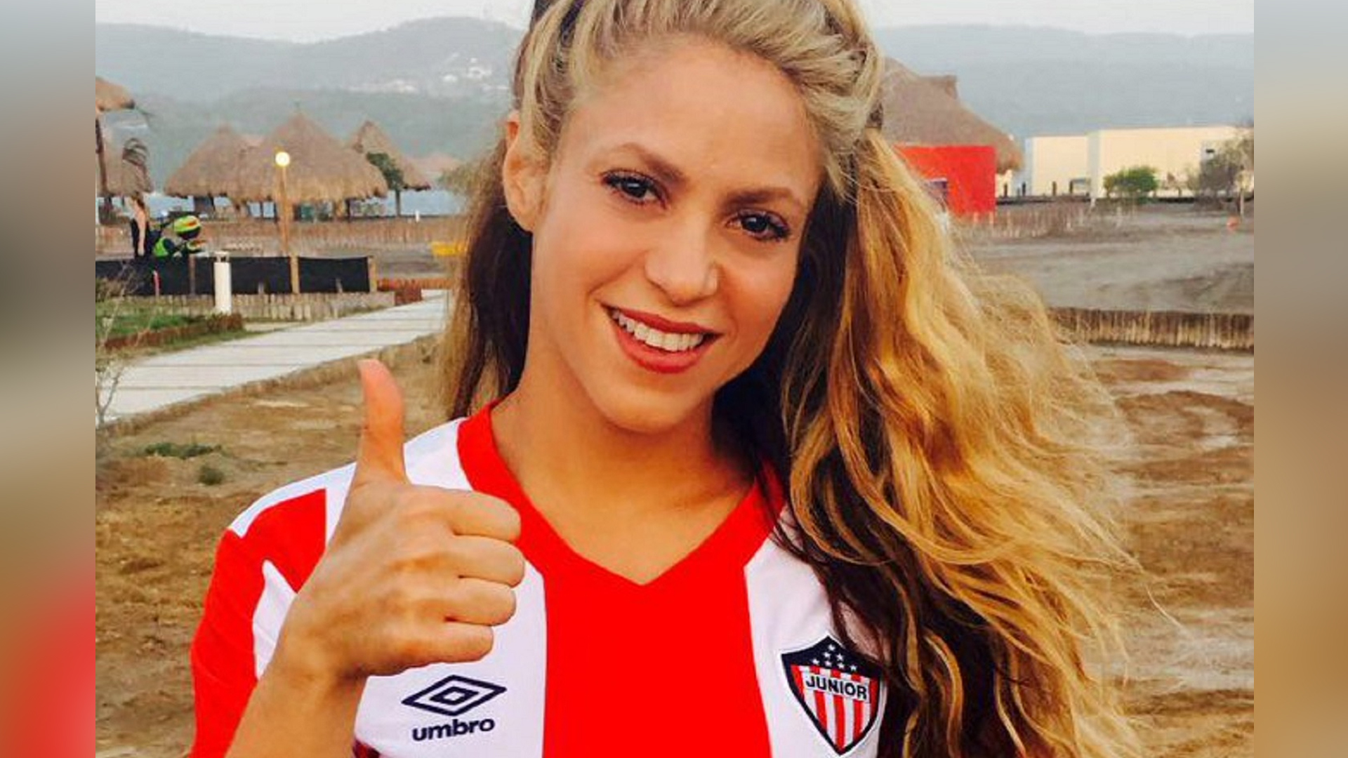 Shakira sonríe con una camiseta del Junior puesta