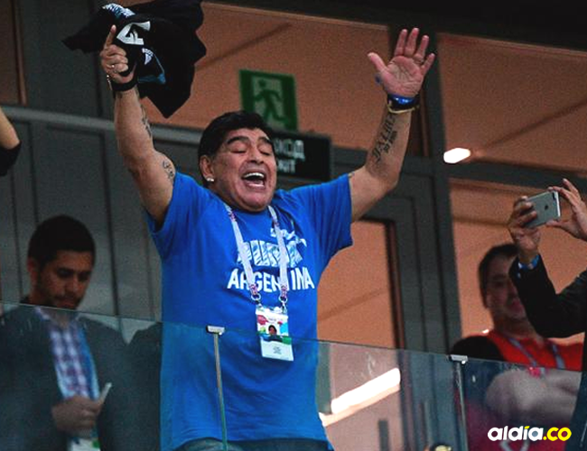 Diego Armando Maradona celebrando un gol de Argentina en la grada