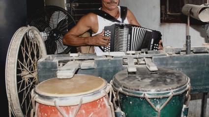 El invento fue producto de una ‘pelea’ con los músicos con quienes tocaba fiestas a lo largo y ancho de su natal San Carlos