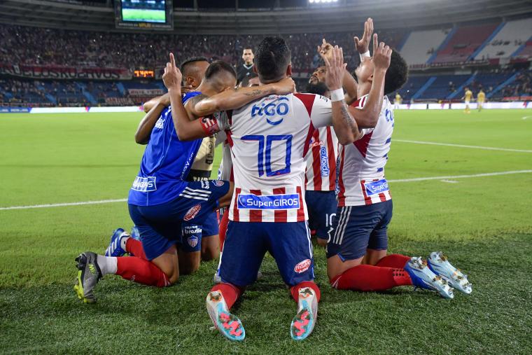 Los jugadores de Junior celebran un gol de Carlos Bacca