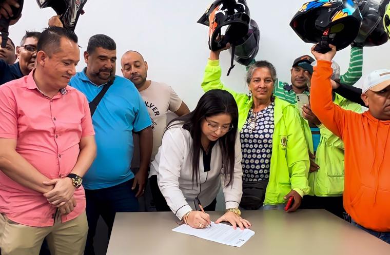Momento en que la alcaldesa estampa su firma sobre el documento<