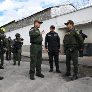 Integrantes de la Policía arribaron a las afueras de la cárcel La Modelo tras un intento de motín registrado en horas de la mañana de este viernes.